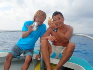 出港と同時にビールを開ける伊藤氏と手作りサンドイッチを楽しむ板井氏。ゴキゲン♪