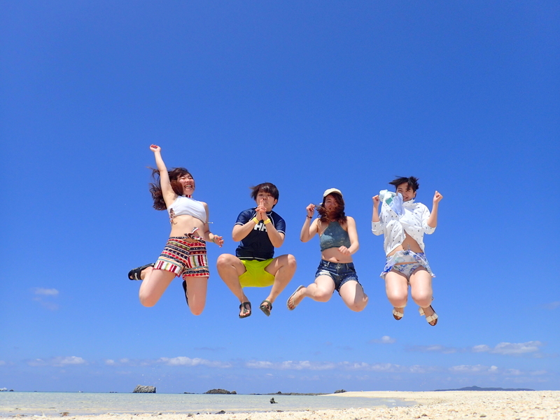 空が青いとジャンプ写真も綺麗に撮れます 石垣島シュノーケル マリンスポーツ専門 幻の島 青の洞窟 ライズ石垣島