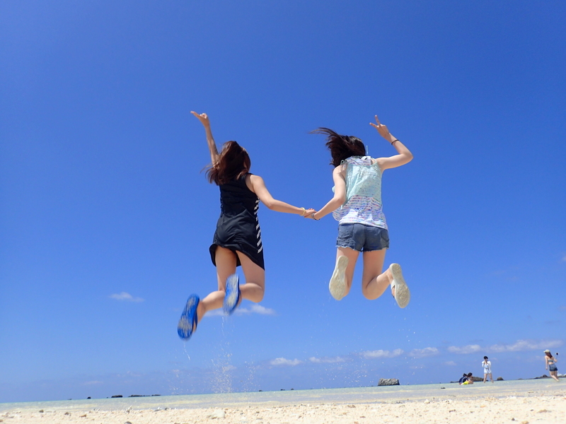 空が青いとジャンプ写真も綺麗に撮れます 石垣島シュノーケル マリンスポーツ専門 幻の島 青の洞窟 ライズ石垣島