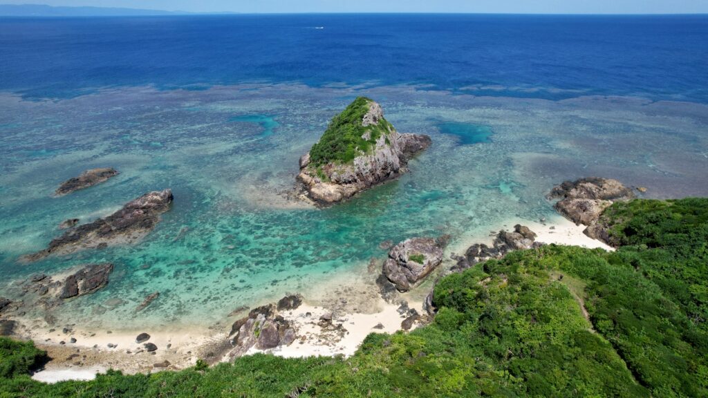 高台から見下ろす石垣島の美しい海。