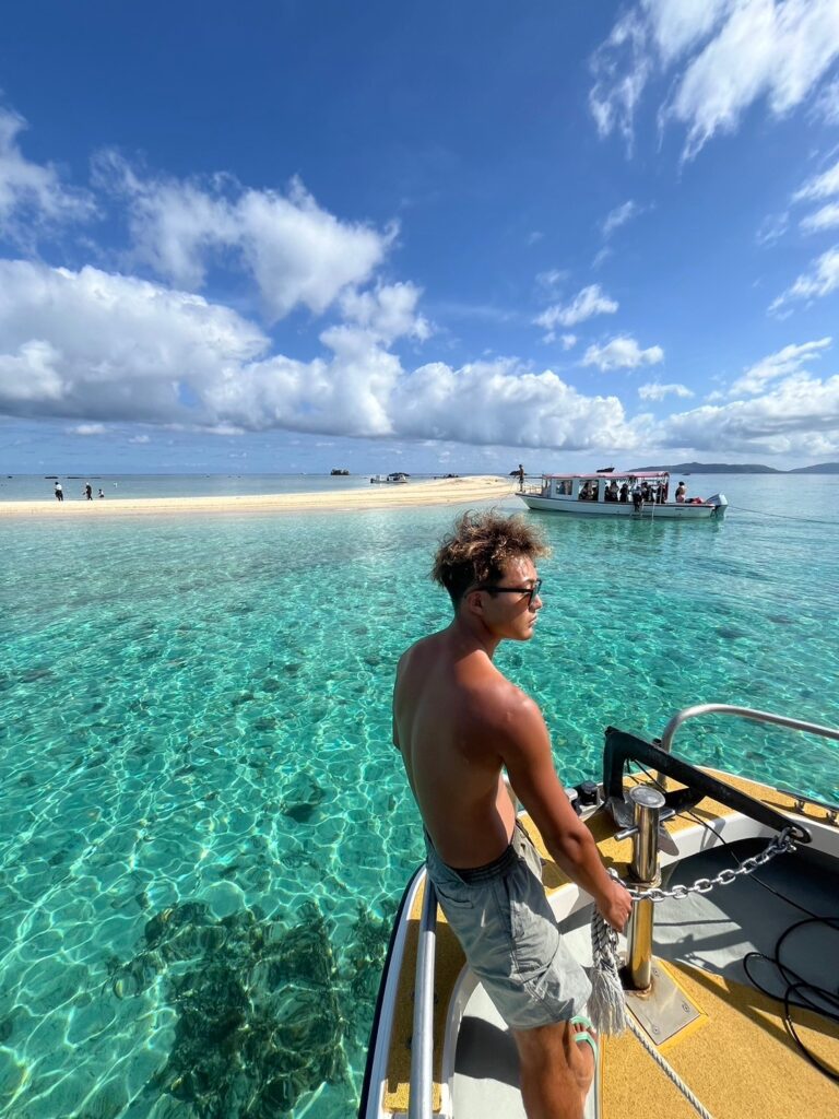 石垣島でシュノーケリング前に海況を確認するガイドの写真