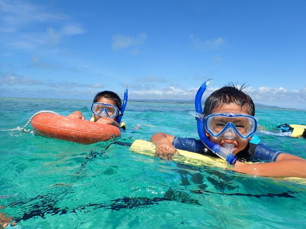 5才くらいの男の子2人がシュノーケリングしている様子。浮き具を持っています