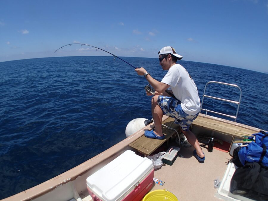 大物の魚が喰いついて釣りあげようとしているお客様の様子
