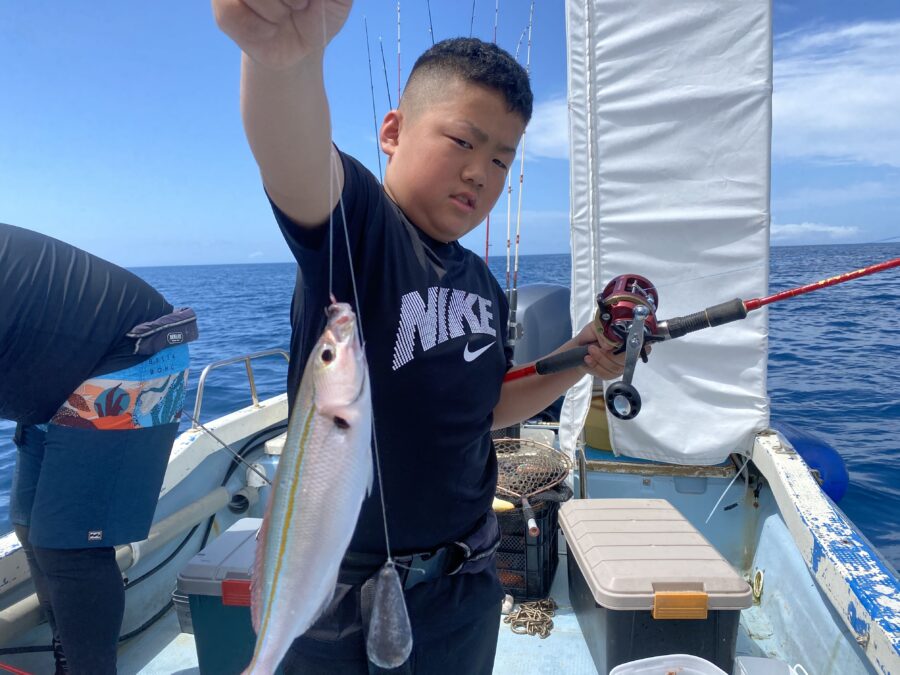 石垣島で船釣りを楽しむ観光客の様子