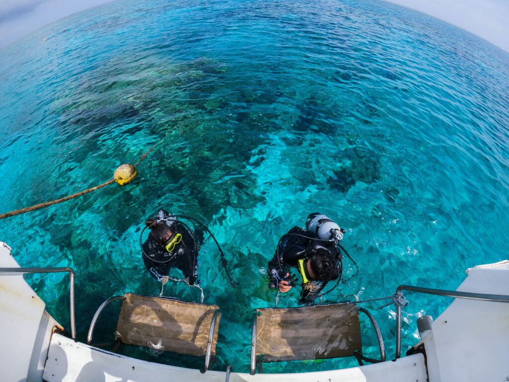 パナリ島のシュノーケルスポットでこれからエントリーするお客様の様子