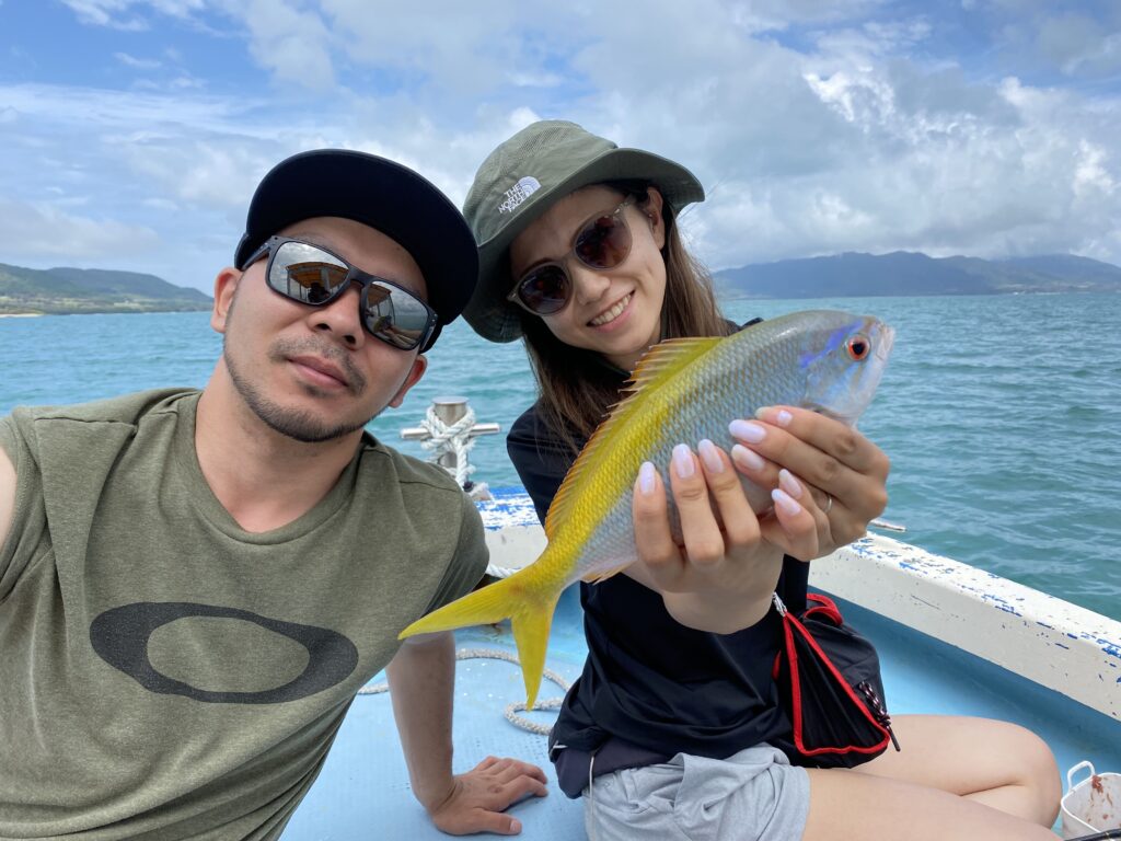 カップルでお越しのお客様が魚を釣って記念撮影している様子