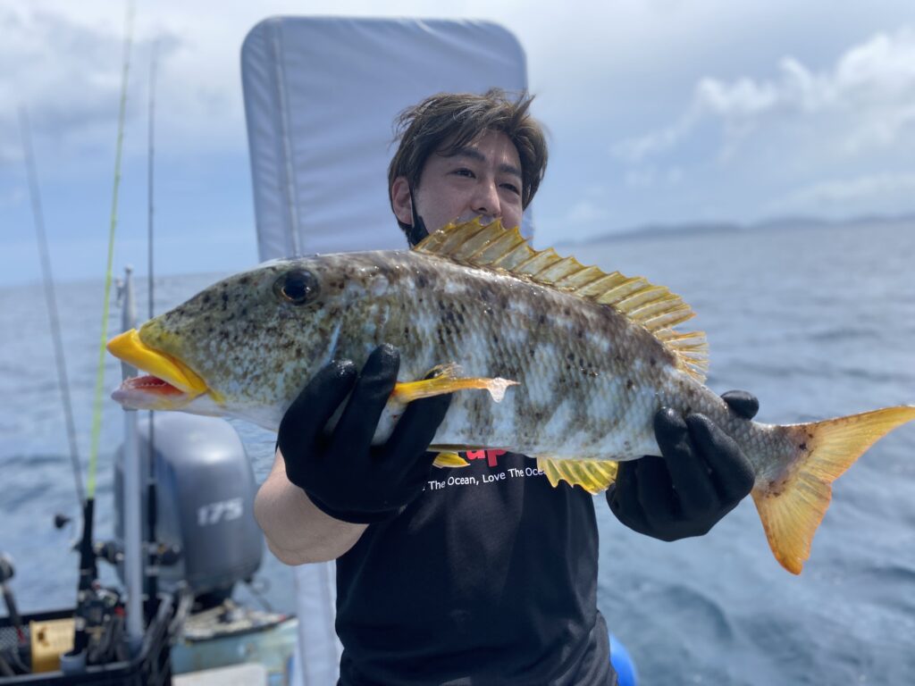 フエフキダイ系の魚を釣り上げた男性