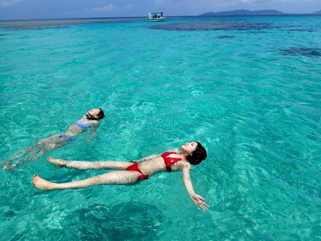 シュノーケルスポットで2人の女性がプカプカと浮いている様子