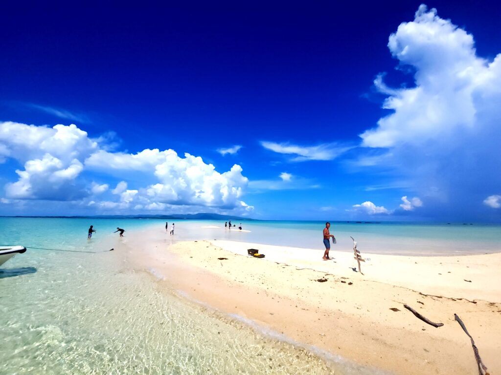 真夏の幻の島。濃い青空とクリアブルーの海、白い砂浜がとても絵になります。