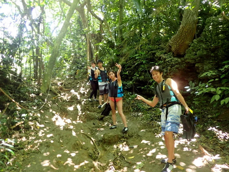 ビーチまで行くために森の中に入っていく参加者たちのようす