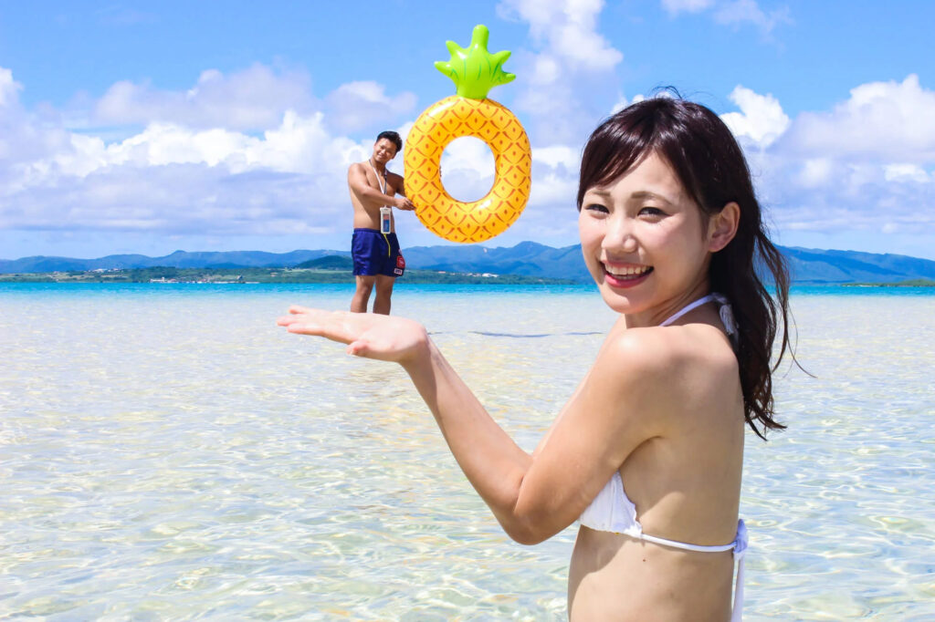 幻の島でカップルが遠近法を活用して面白い写真を撮影している様子