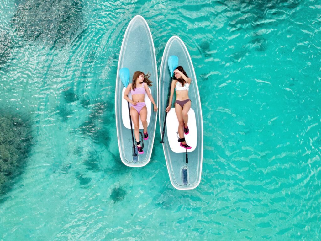 サップに寝そべる女性のドローン撮影。リラックスしています