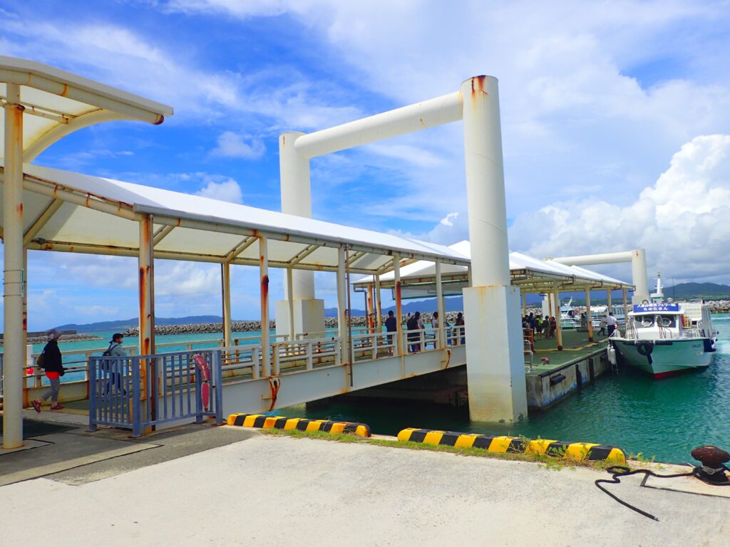 竹富港のようす。離島ならではののどかな港